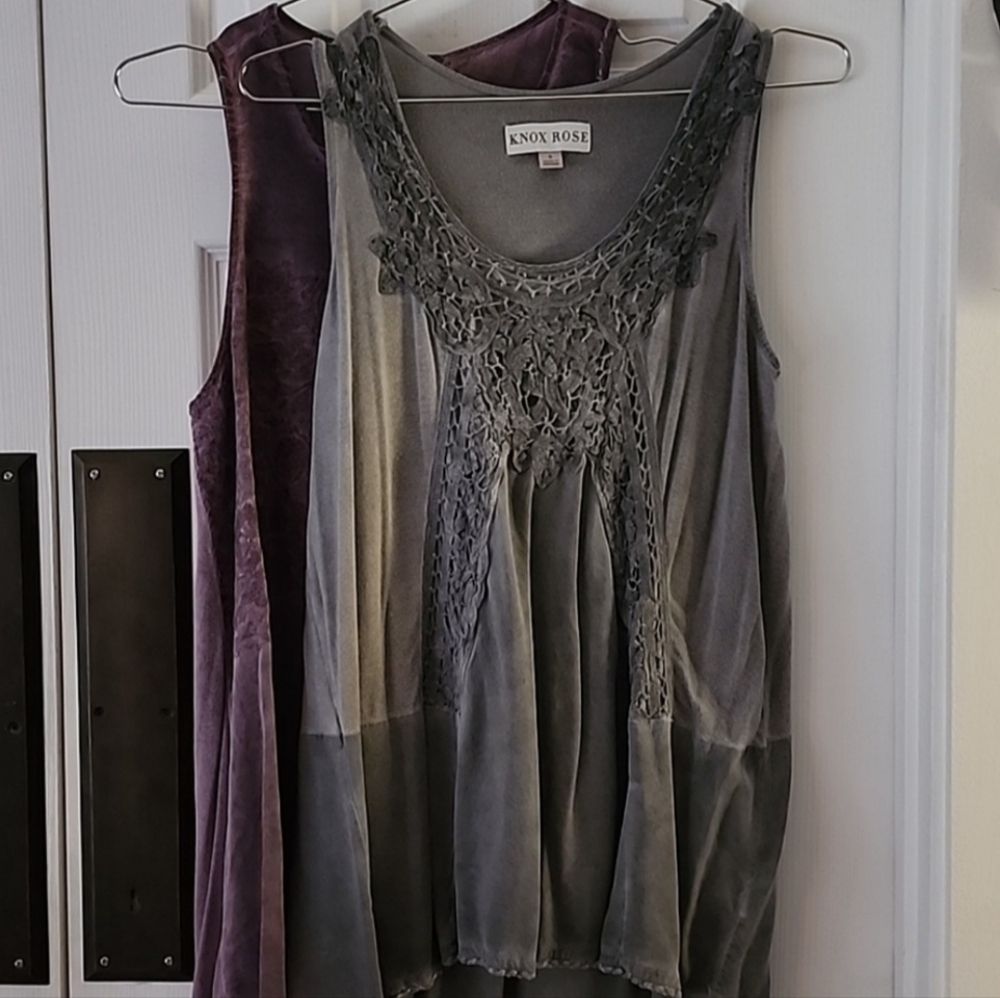 Sleeveless High-low tops set of two. Size: S
